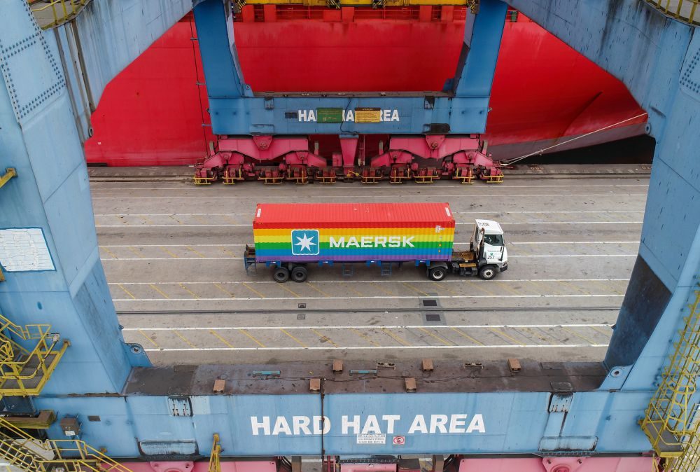 Portal Estrada - Contêiner arco-íris da A.P. Moller- Maersk desembarca em São Paulo