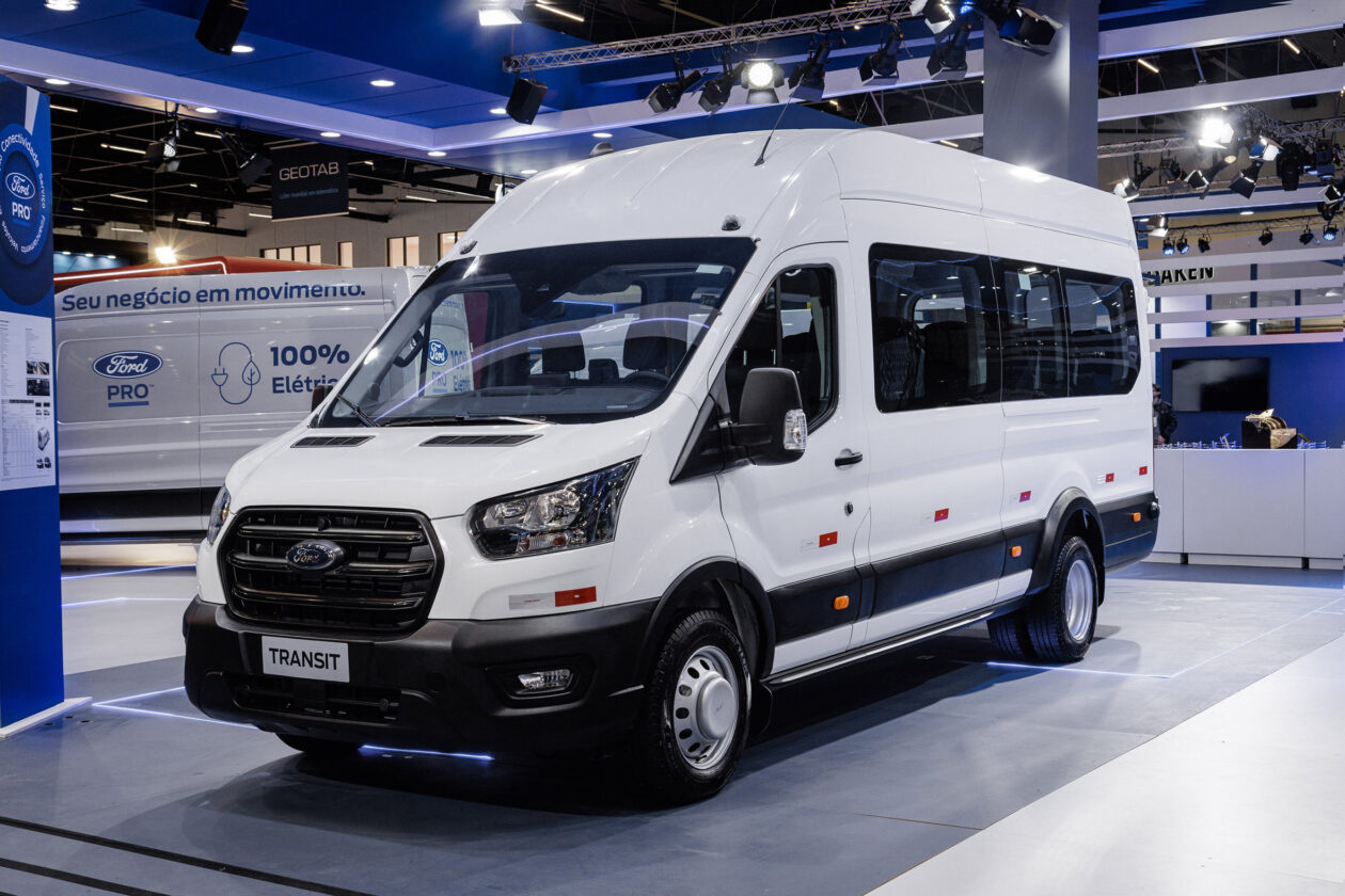 Uma van com diferenciais Ford Fenatran TransitMinibusAutomatica