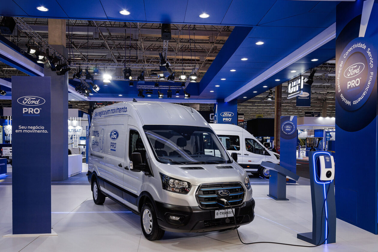 Uma van com diferenciais Ford Fenatran E Transit
