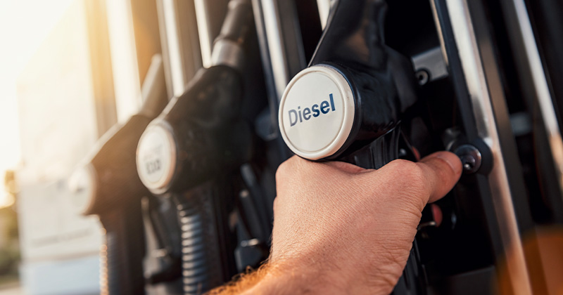 Diesel fica mais barato e registra redução média de mais de 2% em todo o país, diz Ticket Log