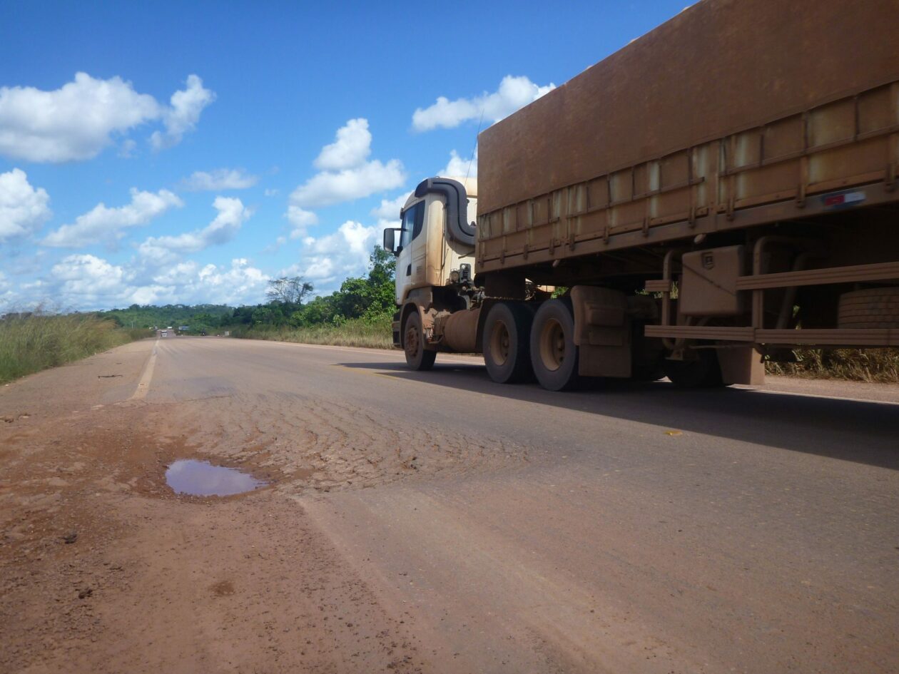 Infraestrutura rodoviária inadequada pode afastar investimentos no País excesso de carga