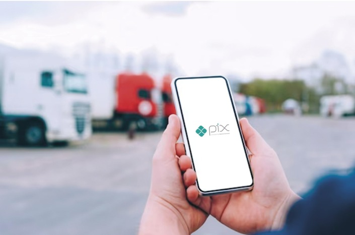 Nova lei permite que caminhoneiros recebam frete via PIX