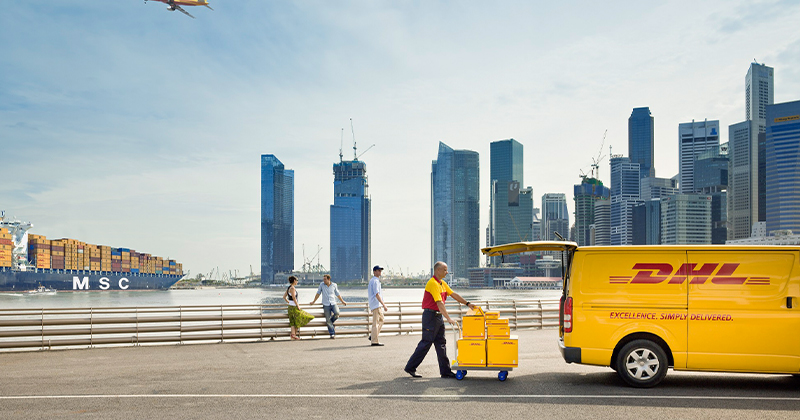 SKY completa 20 anos de parceria com a DHL Supply Chain para operação logística no Brasil 