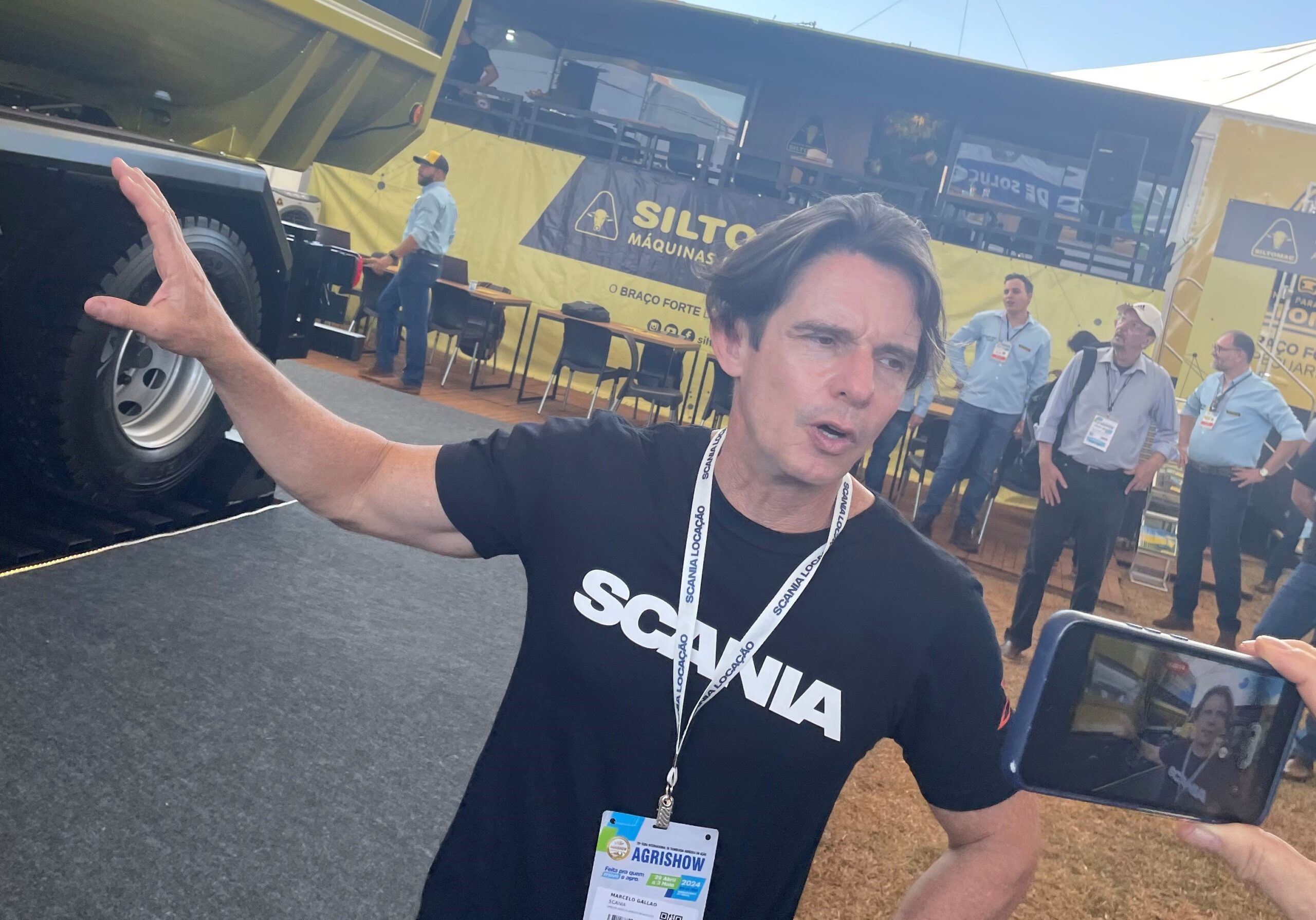 VÍDEO: caminhão Scania opera na alimentação de gado Marcello Gallao