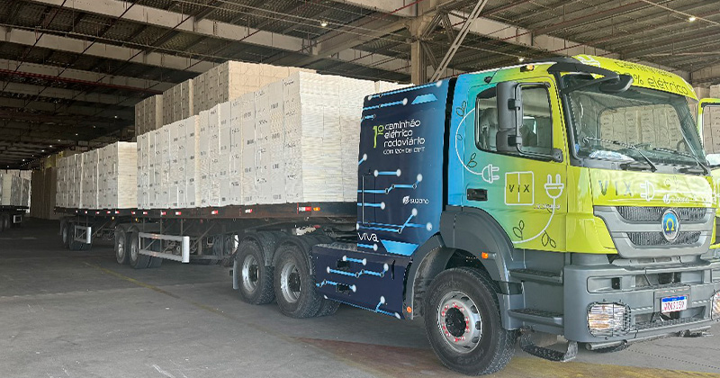 Suzano inicia operação do primeiro caminhão elétrico de alta capacidade em Aracruz (ES) 