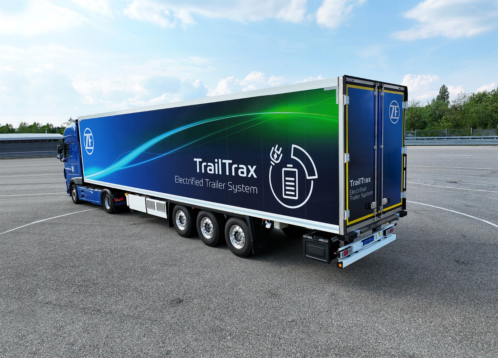Especial IAA: Grupo ZF destaca soluções para eletrificação automação e segurança TrailTrax O sistema da ZF integra o eixo de tração elétrica AxTrax 2 com o EBS do trailer e uma caixa de sistema de bateria. Dessa forma, um caminhão movido por um motor de combustão interna se torna um veículo híbrido ou a autonomia de um caminhão puramente elétrico é aumentada.
