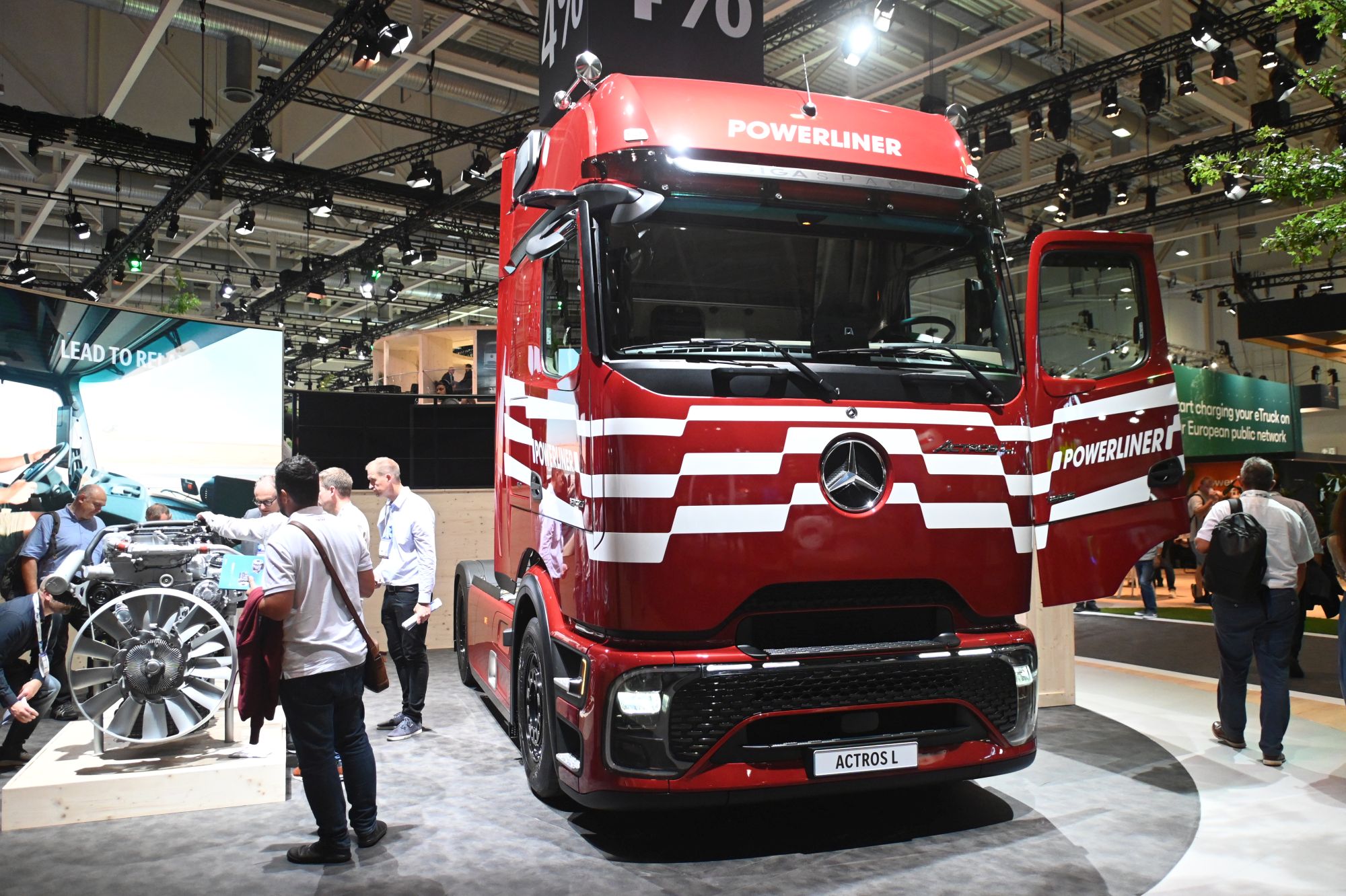 Mercedes-Benz aposta em diferentes tecnologias Novo trem de força Lowliner também foi apresentado na IAA Transportation